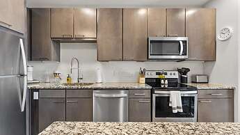 Modern 1BR King Suite Close to Downtown w Fast Wifi