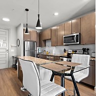 Modern 1BR King Suite Close to Downtown w Fast Wifi