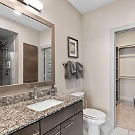 Modern 1BR King Suite Close to Downtown w Fast Wifi