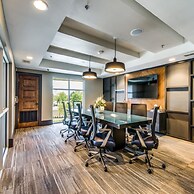 Modern 1BR King Suite Close to Downtown w Fast Wifi