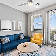 Modern 1BR King Suite Close to Downtown w Fast Wifi