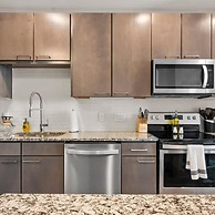 Modern 1BR King Suite Close to Downtown w Fast Wifi