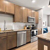 Modern 1BR King Suite Close to Downtown w Fast Wifi