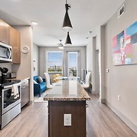 Modern 1BR King Suite Close to Downtown w Fast Wifi