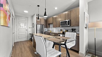 Modern 1BR King Suite Close to Downtown w Fast Wifi