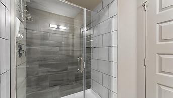 Modern 1BR King Suite Close to Downtown w Fast Wifi