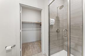 Top Floor 2BR King Beds Suite 8 Min to Downtown