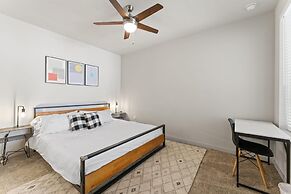 Top Floor 2BR King Beds Suite 8 Min to Downtown