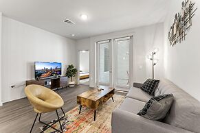 Top Floor 2BR King Beds Suite 8 Min to Downtown