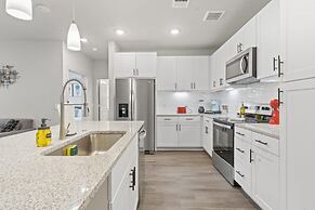 Top Floor 2BR King Beds Suite 8 Min to Downtown