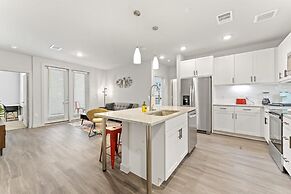 Top Floor 2BR King Beds Suite 8 Min to Downtown