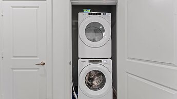 Top Floor 2BR King Beds Suite 8 Min to Downtown