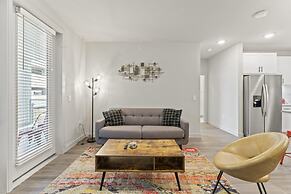 Top Floor 2BR King Beds Suite 8 Min to Downtown