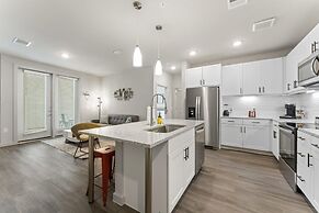 Upscale 2BR King Suite Close to DT Domain UT