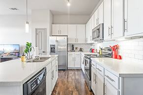 Prime Soco Charming 1BR King Suite w Pool Parking