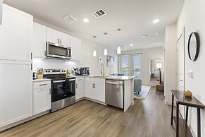 Prime Soco Airy 1BR King Suite w Pool Parking