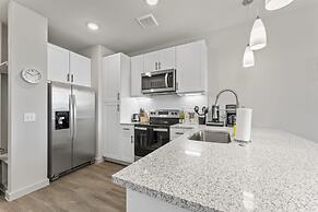 Prime Soco Airy 1BR King Suite w Pool Parking