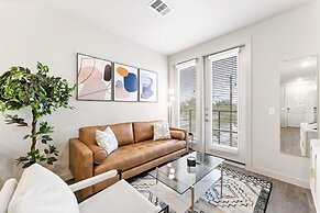 Prime Soco Airy 1BR King Suite w Pool Parking