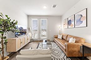 Prime Soco Bright 2BR King Suite w Pool Parking