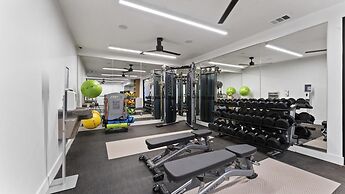 Prime Soco Bright 2BR King Suite w Pool Parking