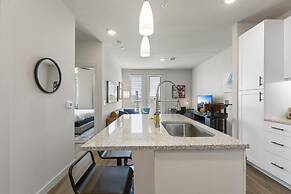 Prime Soco Bright 2BR King Suite w Pool Parking