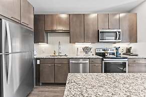 Trendy 1BR King Suite Close to Downtown w Fast Wifi