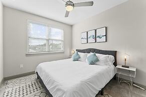 Trendy 1BR King Suite Close to Downtown w Fast Wifi