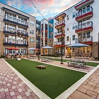 Trendy 1BR King Suite Close to Downtown w Fast Wifi