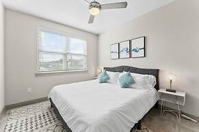 Trendy 1BR King Suite Close to Downtown w Fast Wifi