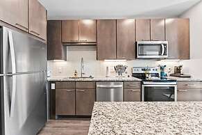 Trendy 1BR King Suite Close to Downtown w Fast Wifi