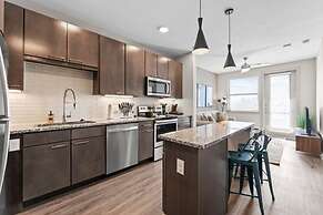 Trendy 1BR King Suite Close to Downtown w Fast Wifi