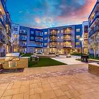 Trendy 1BR King Suite Close to Downtown w Fast Wifi