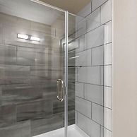 Trendy 1BR King Suite Close to Downtown w Fast Wifi