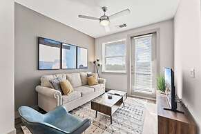 Trendy 1BR King Suite Close to Downtown w Fast Wifi