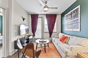 Vibrant 1BR King Suite Close to Downtown w Fast Wifi