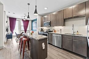 Vibrant 1BR King Suite Close to Downtown w Fast Wifi
