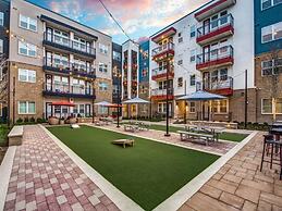 Vibrant 1BR King Suite Close to Downtown w Fast Wifi