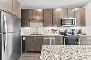 Vibrant 1BR King Suite Close to Downtown w Fast Wifi