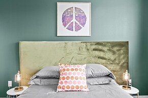 Vibrant 1BR King Suite Close to Downtown w Fast Wifi