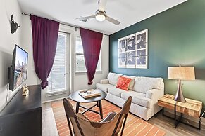 Vibrant 1BR King Suite Close to Downtown w Fast Wifi