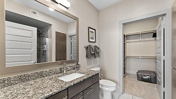 Luxe 1BR King Suite Close to Downtown w Fast Wifi