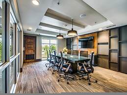 Luxe 1BR King Suite Close to Downtown w Fast Wifi