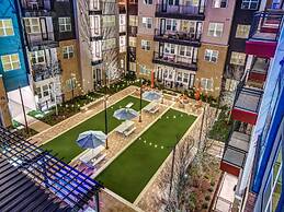 Luxe 1BR King Suite Close to Downtown w Fast Wifi