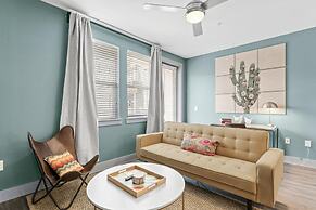 Airy 1BR King Suite Close to Downtown w Fast Wifi