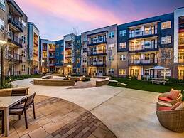 Airy 1BR King Suite Close to Downtown w Fast Wifi