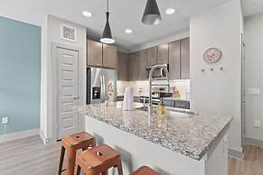 Airy 1BR King Suite Close to Downtown w Fast Wifi