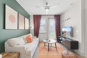Serene 1BR King Suite Close to Downtown w Fast Wifi