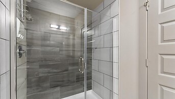 Comfy 1BR King Suite Close to Downtown w Fast Wifi