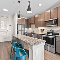 Cozy 1BR King Suite Close to Downtown w Fast Wifi