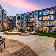 Cozy 1BR King Suite Close to Downtown w Fast Wifi